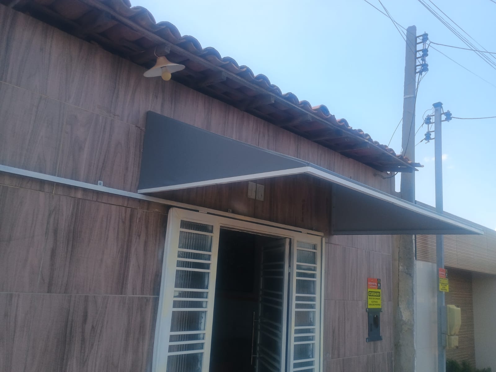 Toldo fixo reto cinza