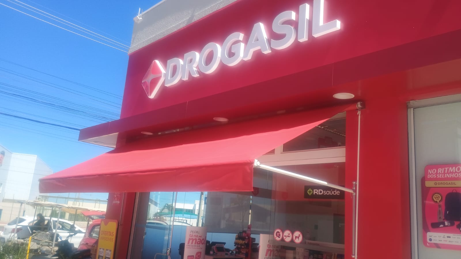 Toldo retrátil vermelho