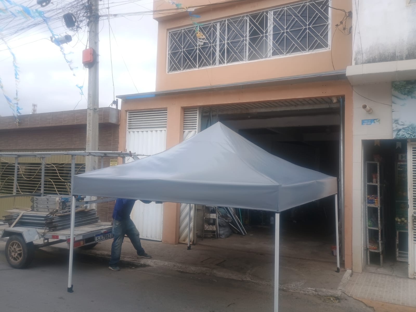 Ilustração de tenda com cobertura e quatro pilares